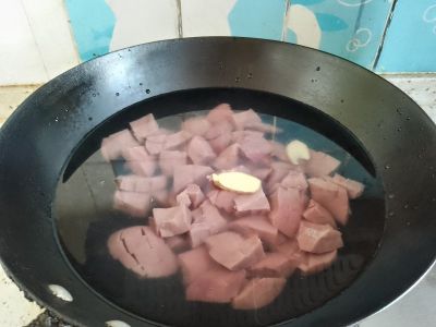 海带猪腰汤的做法步骤：2
