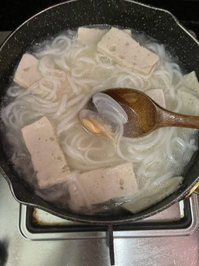 花甲肉饼粿条汤的做法步骤：8