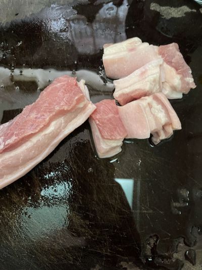 五花肉烧鹌鹑蛋的做法步骤：4