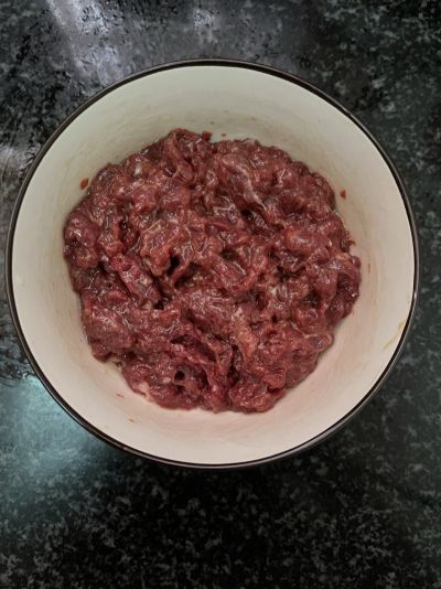 番茄炸蛋牛肉锅的做法步骤：1