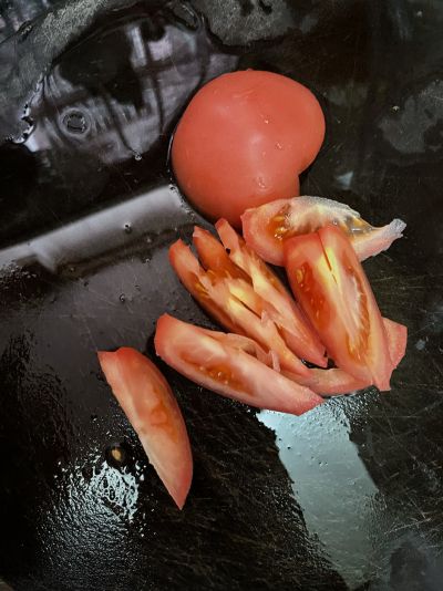 番茄炸蛋牛肉锅的做法步骤：2