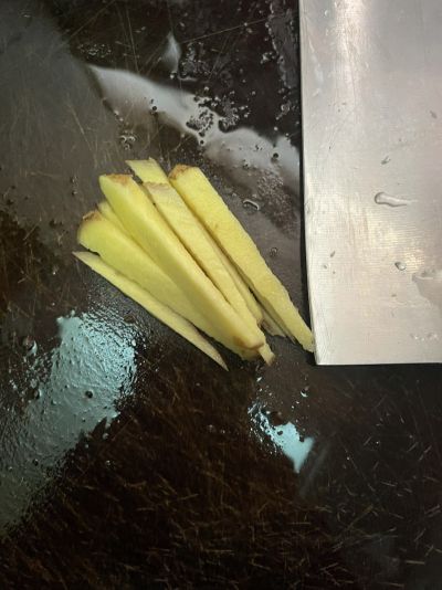 肥肠鸡的做法步骤：1