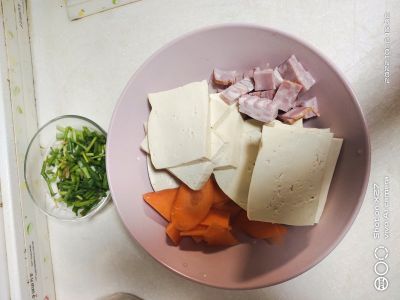 培根烧豆腐的做法步骤：1
