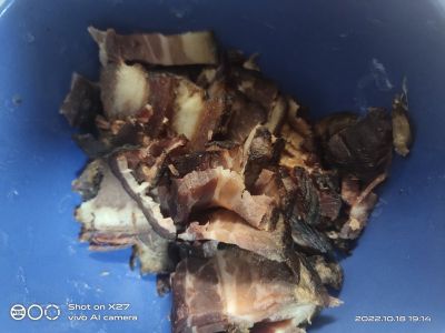 腊肉炒豆芽韭黄的做法步骤：1