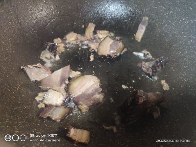 腊肉炒豆芽韭黄的做法步骤：4