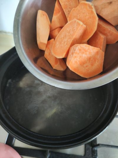 大芥菜红薯龙骨汤的做法步骤：6