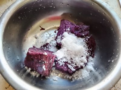 蒸紫薯饼的做法步骤：1