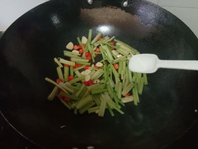 芹菜炒牛肉的做法步骤：7