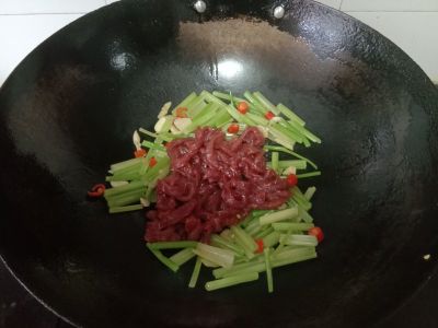 芹菜炒牛肉的做法步骤：8