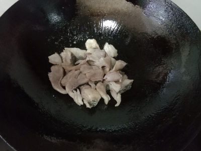 洋葱炒黑鱼片的做法步骤：6