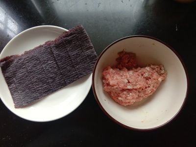 炸紫菜肉卷的做法步骤：1