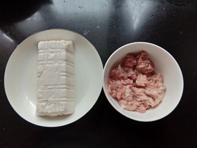 肉酱内脂豆腐的做法步骤：1