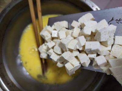 白菜洋葱豆腐粒煎蛋的做法步骤：5