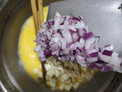白菜洋葱豆腐粒煎蛋的做法步骤：6