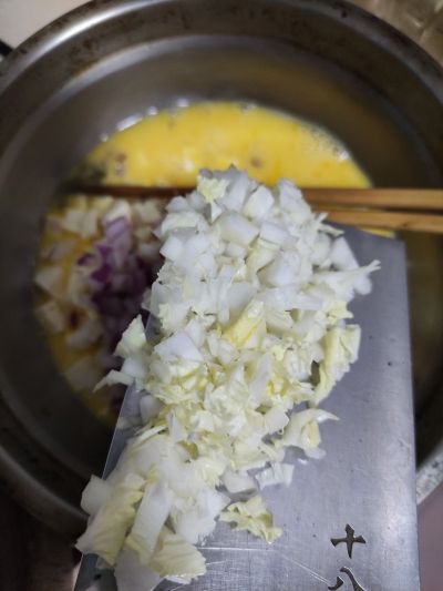 白菜洋葱豆腐粒煎蛋的做法步骤：7