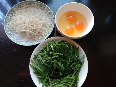 韭菜粉条炒鸡蛋的做法步骤：1