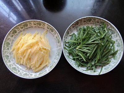 韭菜炒土豆丝的做法步骤：1