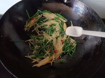 韭菜炒土豆丝的做法步骤：6