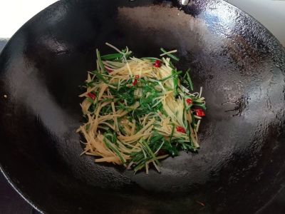韭菜炒土豆丝的做法步骤：7
