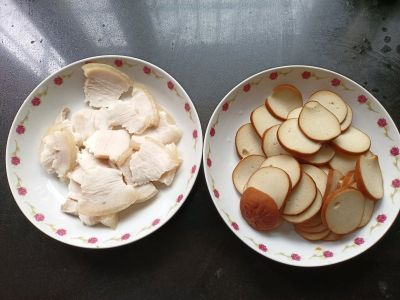 五花肉炒素鸡的做法步骤：1
