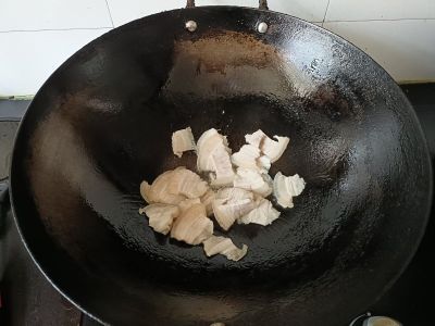 五花肉炒素鸡的做法步骤：2