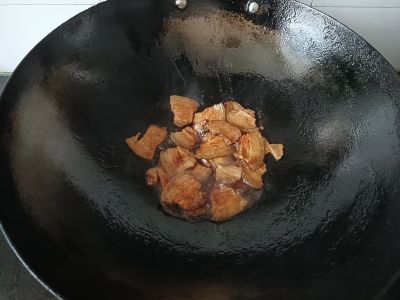 五花肉炒素鸡的做法步骤：3