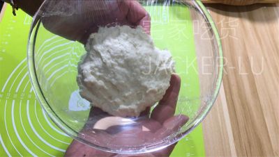 波兰种小餐包，松软拉丝，奶香味十足，配杯热牛奶，暖心又暖胃。的做法步骤：1