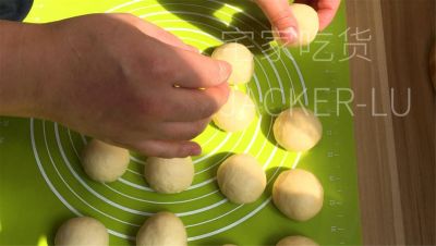 波兰种小餐包，松软拉丝，奶香味十足，配杯热牛奶，暖心又暖胃。的做法步骤：10