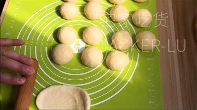 波兰种小餐包，松软拉丝，奶香味十足，配杯热牛奶，暖心又暖胃。的做法步骤：11