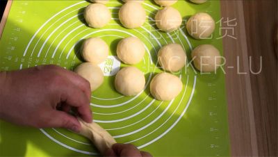 波兰种小餐包，松软拉丝，奶香味十足，配杯热牛奶，暖心又暖胃。的做法步骤：12