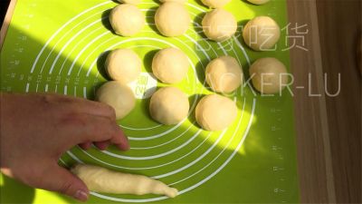 波兰种小餐包，松软拉丝，奶香味十足，配杯热牛奶，暖心又暖胃。的做法步骤：13