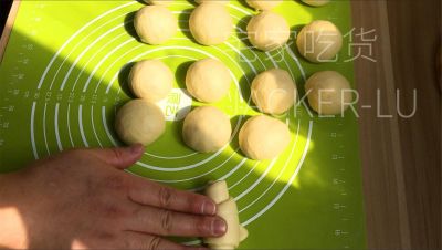 波兰种小餐包，松软拉丝，奶香味十足，配杯热牛奶，暖心又暖胃。的做法步骤：15