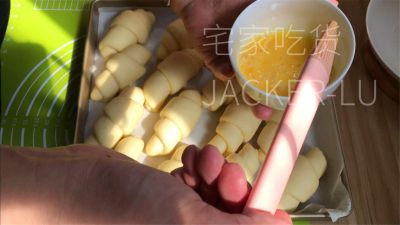 波兰种小餐包，松软拉丝，奶香味十足，配杯热牛奶，暖心又暖胃。的做法步骤：17