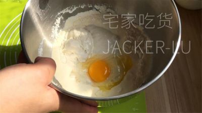 波兰种小餐包，松软拉丝，奶香味十足，配杯热牛奶，暖心又暖胃。的做法步骤：3