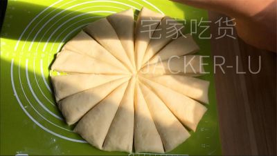 波兰种小餐包，松软拉丝，奶香味十足，配杯热牛奶，暖心又暖胃。的做法步骤：9