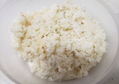 洋葱鸡蛋炒米的做法步骤：1