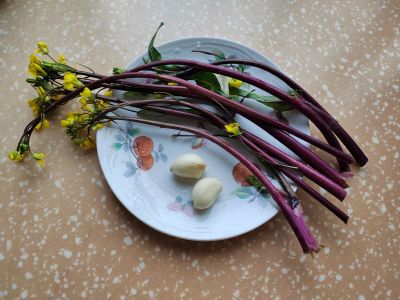 清炒红菜苔的做法步骤：1