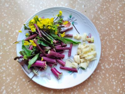 清炒红菜苔的做法步骤：2