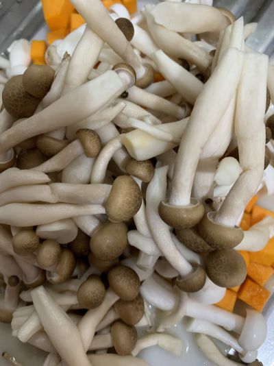 鮮香味美菌菇南瓜雞腿肉燜飯的做法步骤：3