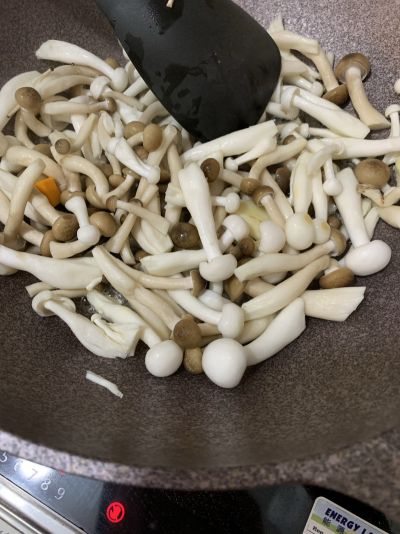 鮮香味美菌菇南瓜雞腿肉燜飯的做法步骤：4