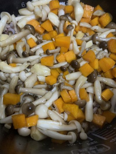 鮮香味美菌菇南瓜雞腿肉燜飯的做法步骤：7