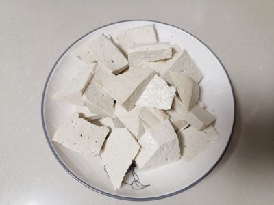 海参烧豆腐的做法步骤：1