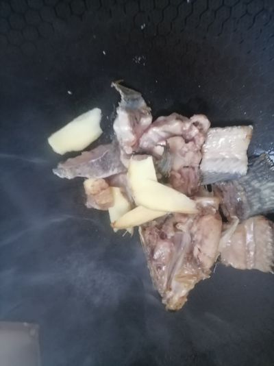黑鱼汤的做法步骤：3