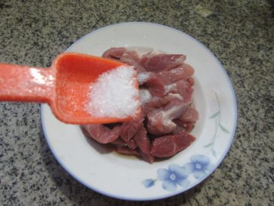 炸猪肉条的做法步骤：5