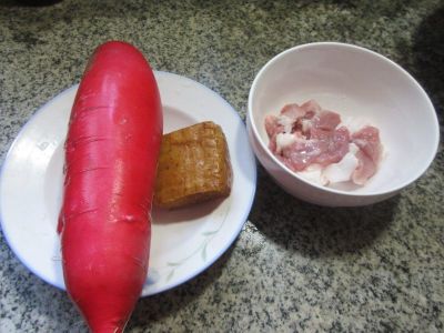 肉片香干炒红皮萝卜的做法步骤：1