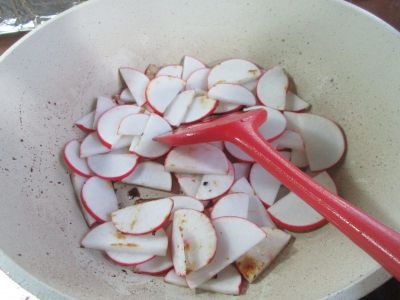 肉片香干炒红皮萝卜的做法步骤：7