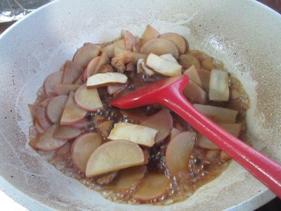 肉片香干炒红皮萝卜的做法步骤：9