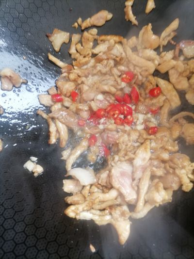 蒜苔炒肉的做法步骤：2