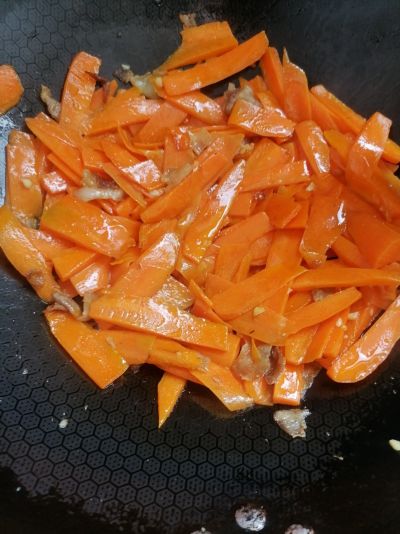 胡萝卜炒肉的做法步骤：6