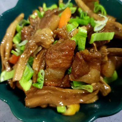 烧肉炒鸡腿菇的做法步骤：10